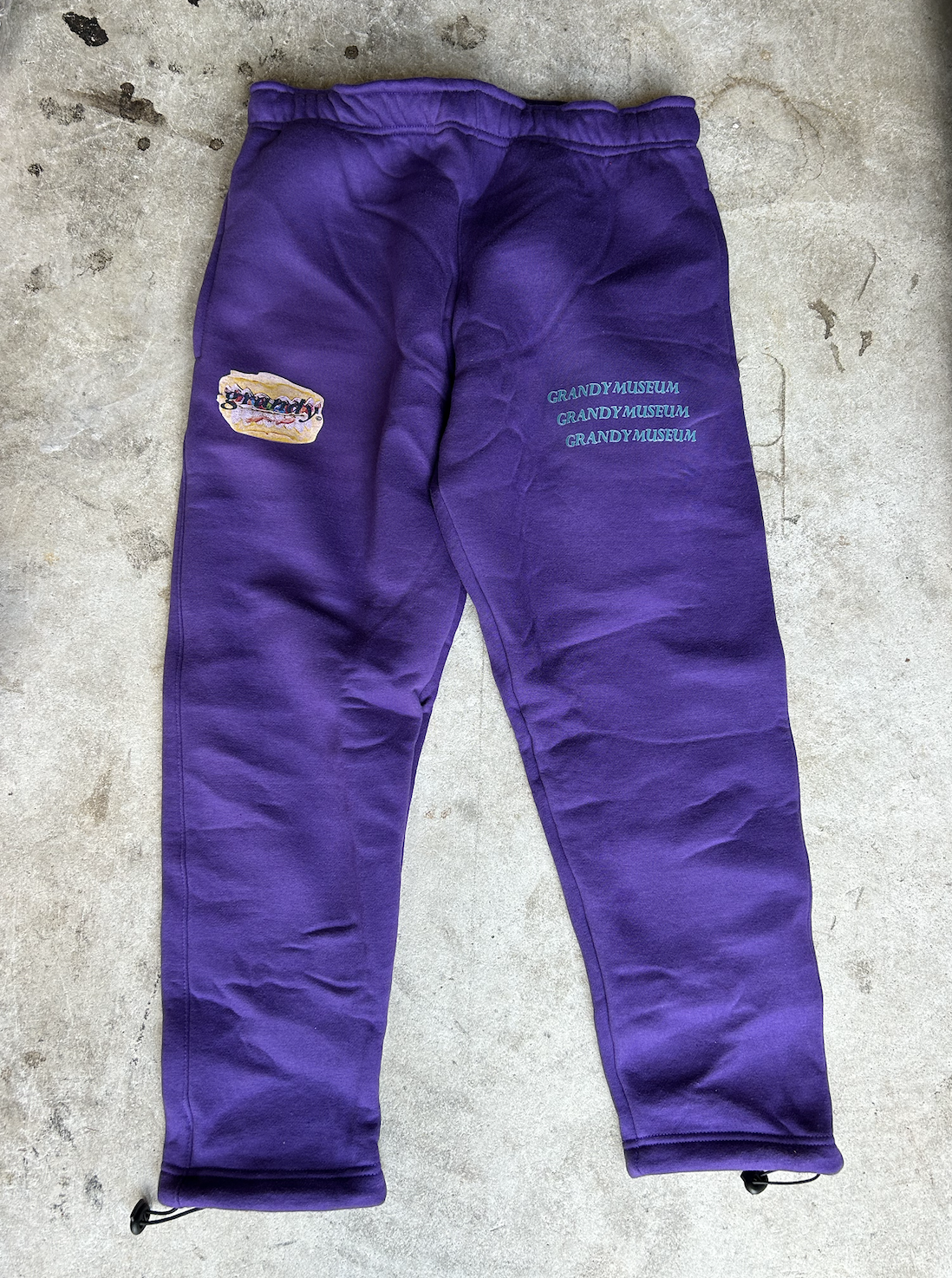 Grandymusuem Exhibit Tour Sweatpants "Hornets"